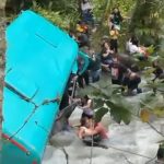 Susto tras caída de bus de turismo al rio Quindío en Salento